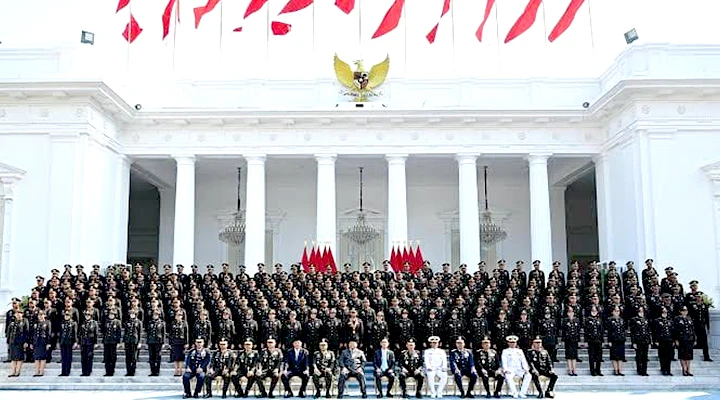 Presiden  Prabowo Lantik 1500 Perwira TNI dan Polri di Istana Negara 