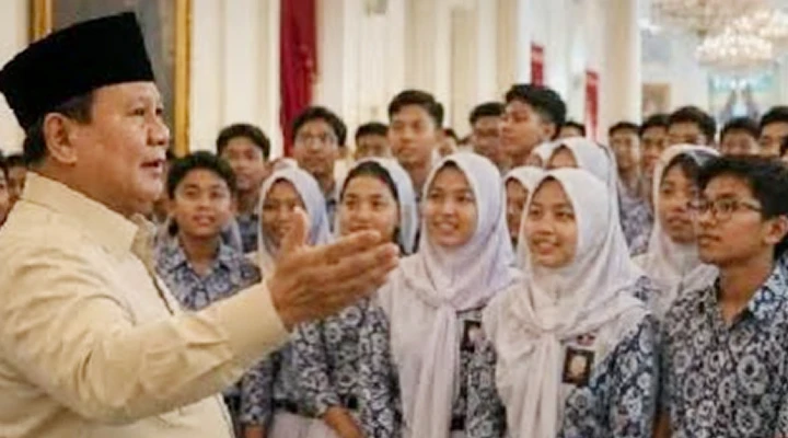 Presiden Prabowo Sortir Buku Pelajaran yang Tak Layak: Ada yang Mudah Sobek, Ada yg Hurufnya Terlalu Kecil
