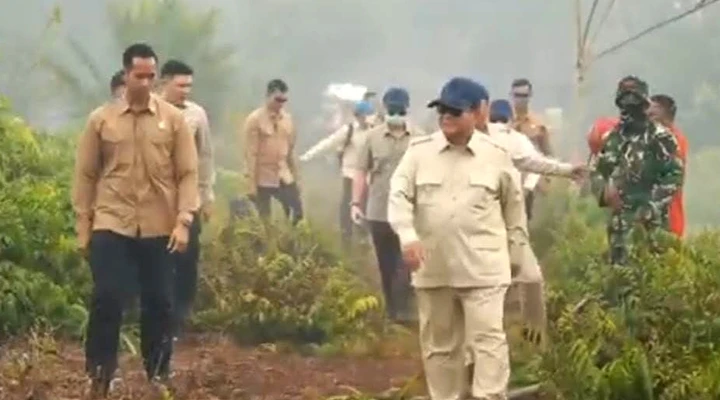 Turun Langsung ke Lokasi Berasap, Presiden Prabowo Pastikan Penanganan Karhutla di Kalbar Cepat dan Terpadu