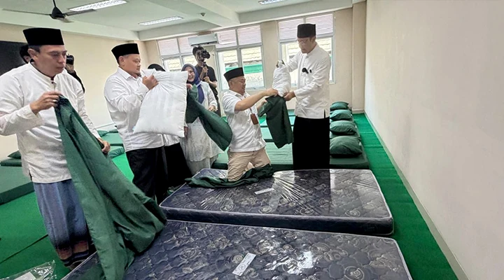 Demi Suksesnya Muktamar NU ke-35, Gus Ipul dan Gus Rozaq Tak Segan Ikut Rapikan Tempat Tidur Para Peserta