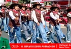 Mengapa Ibu-Ibu Mengenakan Busana dan Topi Koboi di Gerak Jalan HUT Kemerdekaan RI? 