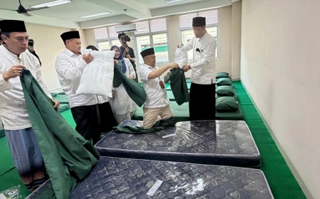 Demi Suksesnya Muktamar NU ke-35, Gus Ipul dan Gus Rozaq Tak Segan Ikut Rapikan Tempat Tidur Para Peserta