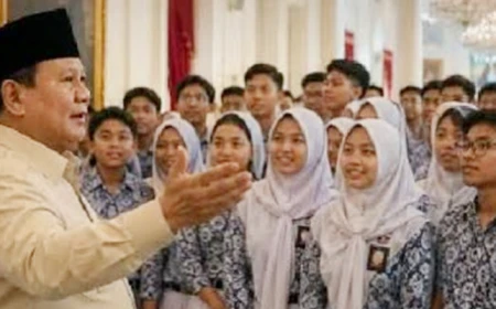 Presiden Prabowo Sortir Buku Pelajaran yang Tak Layak: Ada yang Mudah Sobek, Ada yg Hurufnya Terlalu Kecil
