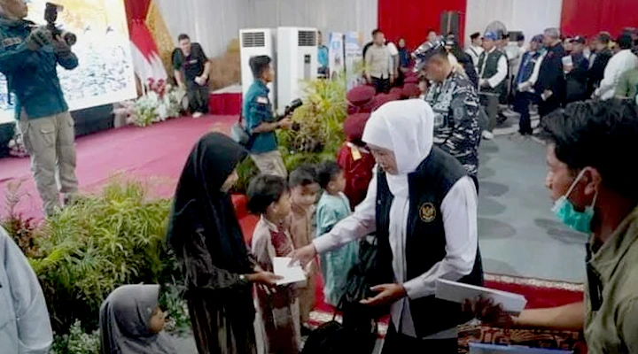 Sarasehan di Geladak KRI Makassar 590 hingga Bansos di Pantai Slopeng Sumenep kepada Nelayan hingga Lansia