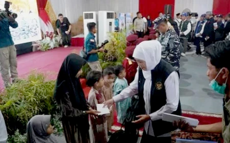 Sarasehan di Geladak KRI Makassar 590 hingga Bansos di Pantai Slopeng Sumenep kepada Nelayan hingga Lansia